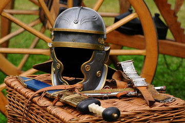 Römerhelm mit Schwert