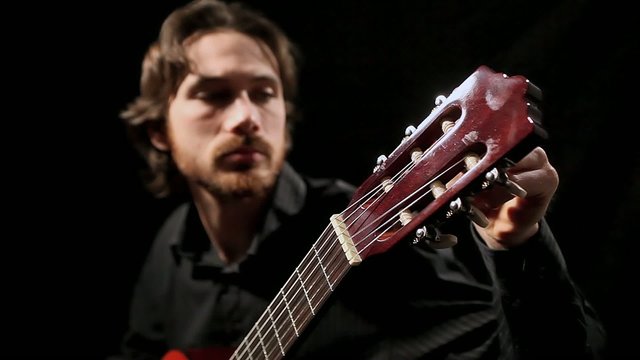 Guitariste 7 - Accordage de guitare