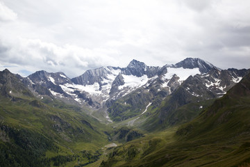 Fototapeta na wymiar Widoki na Alpy Ötztal - na drodze do przełęczy Timmelsjoch