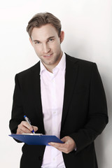 Mann mit Schreibbrett