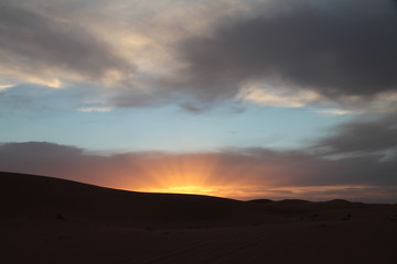 Fototapeta na wymiar Sonneuntergang in der Sahara am Erg Chebbi - Marokko
