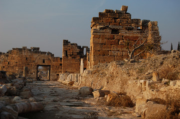 Coucher de soleil sur ruines grecques