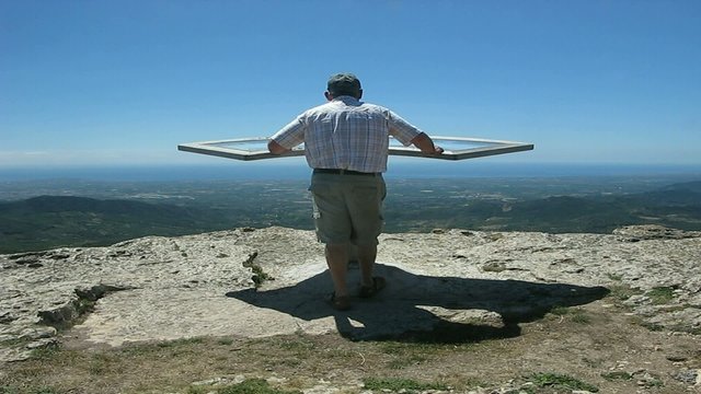 EXCURSIONISTA CONSULTANDO UN MAPA