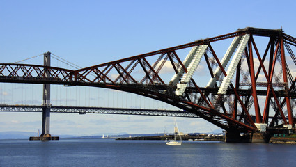 Fototapeta na wymiar Forth mostów kolejowych i drogowych, Queensferry, Szkocja