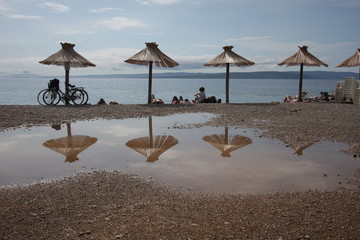 plaża z parasolami © elisabeth3