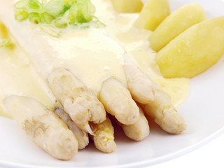 asparagus with hollandaise sauce and potatoes