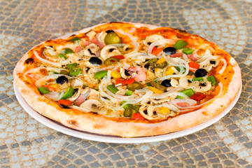 pizza mit champignons,schinken,oliven