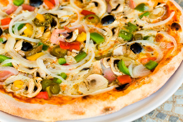 pizza mit champignons,schinken,oliven