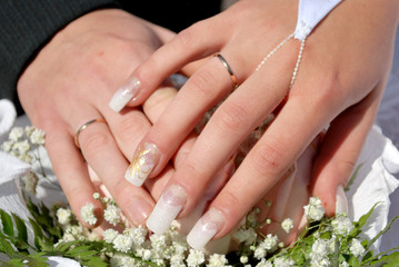 Obraz na płótnie Canvas Hands with wedding rings
