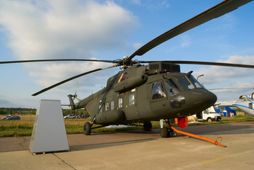 Fototapeta na wymiar Czarny Mil Mi-17 na lotnisku śmigłowiec