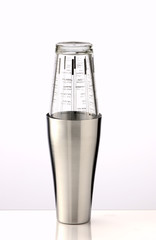 Shaker with measuring cup and aluminium cup