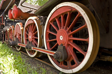 Fototapeta na wymiar duże czerwone zardzewiałe koła starego silnika parowego
