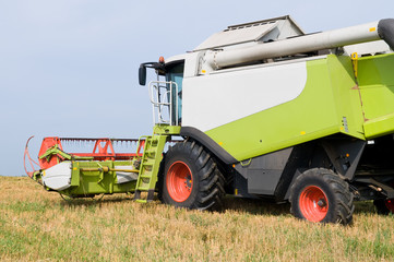 Obraz premium working harvesting combine in field