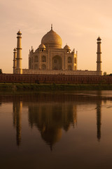 Fototapeta na wymiar Taj Mahal odbicia w rzeki Jamuny.