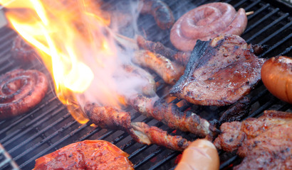Grillen: Holzfällersteaks, Grillfackeln und Bratwürste