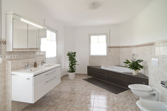 modernes, großes Badezimmer in schlichten Farben gehalten