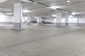 Leere Tiefgarage © runzelkorn