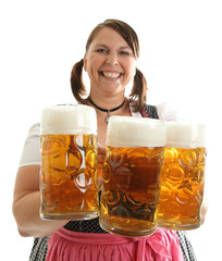Oktoberfestbedienung im Dirndl mit Maßkrügen