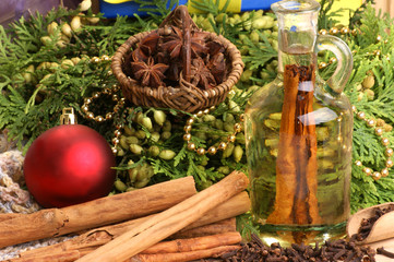 Weihnachtsmotiv mit Zimtstangen und Tannengrün