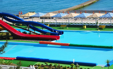 Бассейн, трубы аквапарка и зонты от солнца