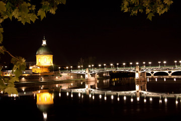 Pont Saint-Pierre in Toulouse bei Nacht und Le Dòme de La Grave