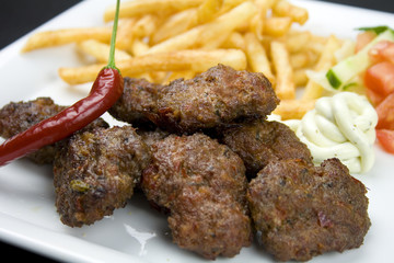 Köfte Mit Pommes