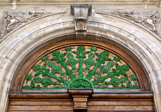 Porte en bois grav&eacute;e et peinte
