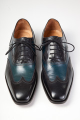 Men's classic leather shoes with color accent