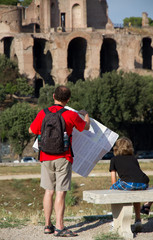 Obraz na płótnie Canvas Turysta z map w Rzymie
