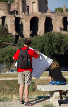 turista con mappa a roma