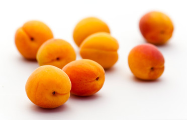 Aprikosen , auf Weiss
