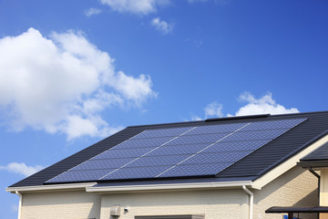 Fototapeta premium ソーラーパネルの家
