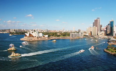 Obraz premium Opera w Sydney z promami na przedmieściu