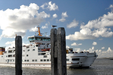 Die Frisia Fähre von Norddeich nach Norderney: Das Passagierschiff verläßt den Anlegerhafen. Passagiertransport, Fähreverkehr, Tourismus,