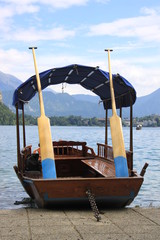 Naklejka na ściany i meble La barca sul lago di Bled - 2