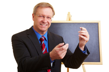 Dozent gestikuliert vor Tafel