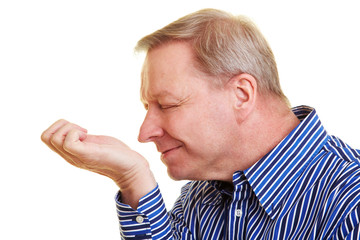 Mann riecht an Parfüm