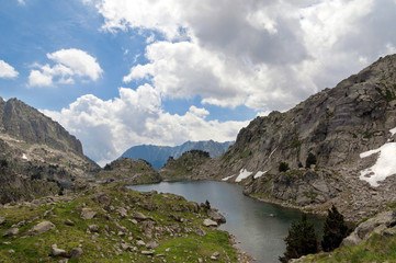 Fototapeta na wymiar Pyrénées lac montagne