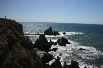 Fototapeta na wymiar Asomado al acantilado. Cabo de Gata
