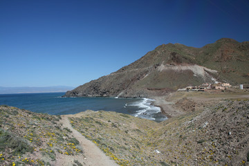 Fototapeta na wymiar Sendero hacia el Cabo de Gata
