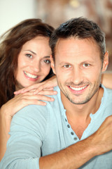 Obraz na płótnie Canvas Closeup of happy couple at home