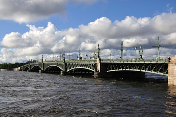 Fototapeta na wymiar Trinity Bridge burzliwe niebo