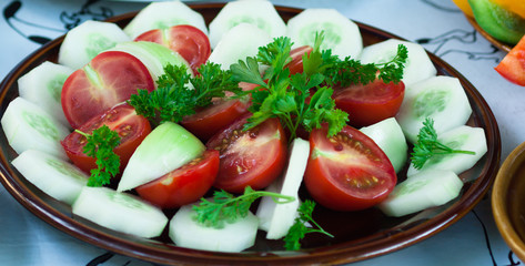 Gurkenteller mit Tomaten