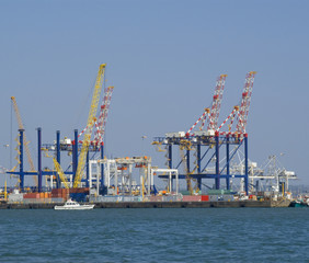 Obraz premium Cranes in a shipyard