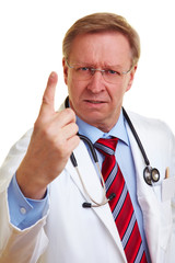 Arzt mit erhobenem Zeigefinger