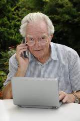 Rentner mit Handy und Netbook