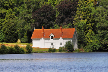 Fototapeta na wymiar Whitewashed Lakeside House