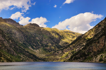 Naklejka na ściany i meble Pyrénées lac montagne