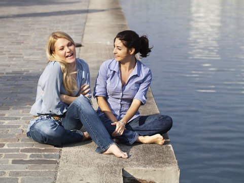 confidences de deux amies au bord de l'eau