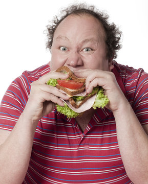 homme ob&egrave;se mangeant un sandwich